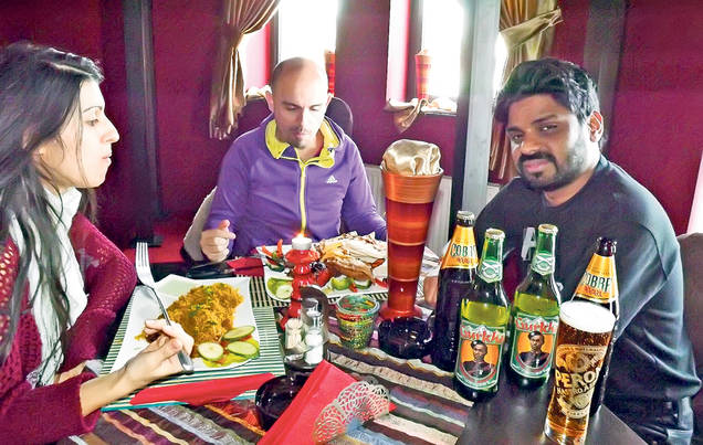 EXCLUSIV | Străinii petrec româneşte