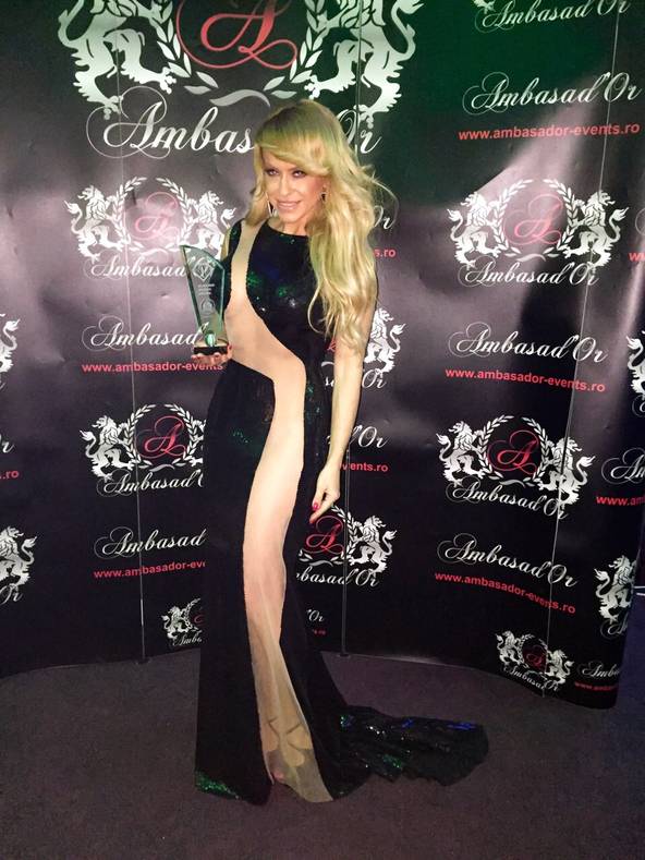 Cât tupeu pe ea! Anda ADAM, fără LENJERIE INTIMĂ la un eveniment | FOTO