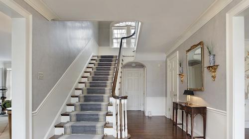 Cum arată după 25 de ani casa din SINGUR ACASĂ, în care KEVIN le-a venit de hac BANDIȚILOR MARV ȘI HARRY! FOTO