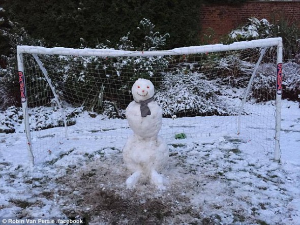 Ce trăsnăi mai fac fotbaliștii. Robin van Persie a dat în mintea copiilor / GALERIE FOTO