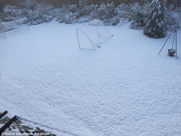 Ce trăsnăi mai fac fotbaliștii. Robin van Persie a dat în mintea copiilor / GALERIE FOTO