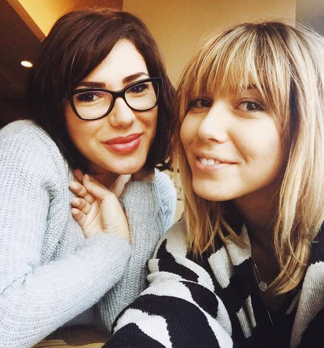 Sore, de nerecunoscut! Cum arată cântăreața cu breton și fără machiaj | FOTO