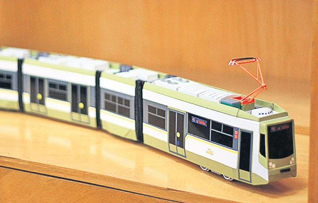 Victor Nelea repară tramvaie de 40 de ani, fiind unul dintre cei mai vechi meșteri din uzina RATB | FOTO