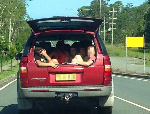 INDIGNARE FĂRĂ MARGINI! CE crezi că TRANSPORTĂ ACEST BĂRBAT ÎN PORTBAGAJ?