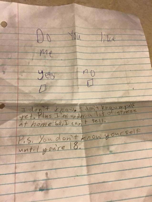 CE ÎI RĂSPUNDE UN BĂIEȚEL de 11 ani UNEI COLEGE, la întrebarea ”Mă placi?”!