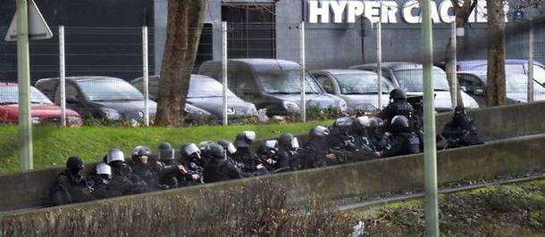 IMAGINI LIVE | BĂRBATUL A FOST UCIS, FEMEIA CARE ERA CU EL A SCĂPAT! PATRU DINTRE OSTATICI AU MURIT