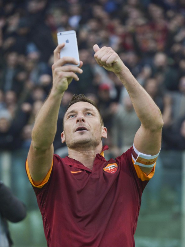 Ce nu se vede în SELFIE-ul lui Totti. POVESTEA din spatele unei fotografii celebre