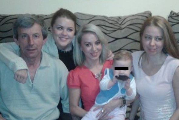 Larisa (în roşu) are o surioară de doar câteva luni