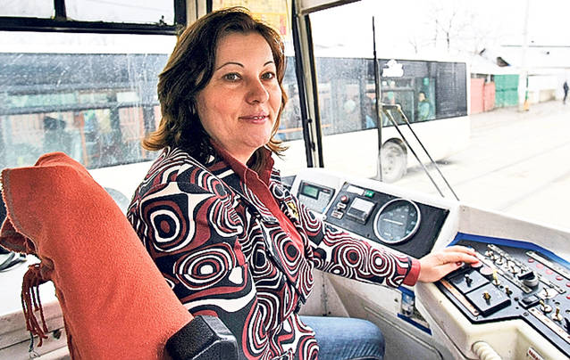 Tramvaiul este a doua ei casă! De 38 de ani strunește «trenul galben»