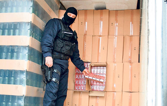 Traficanţii dau şpăgi cât un apartament