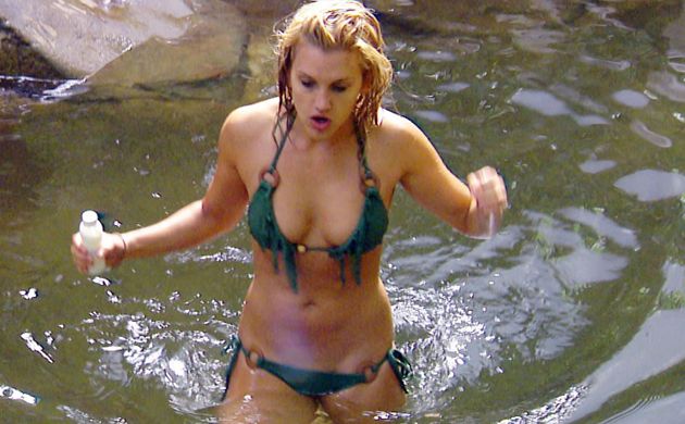 Au aruncat audiența în aer! Ai văzut cât de SEXY sunt la DUȘ concurentele de la ”Sunt celebru, scoate-mă de aici!”? FOTO INCENDIAR