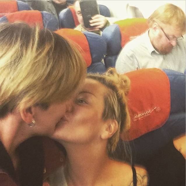 Ce au făcut două lesbiene în fața bărbatului care inițiat legile împotriva homosexualilor din Rusia, în timp ce acesta dormea | FOTO 