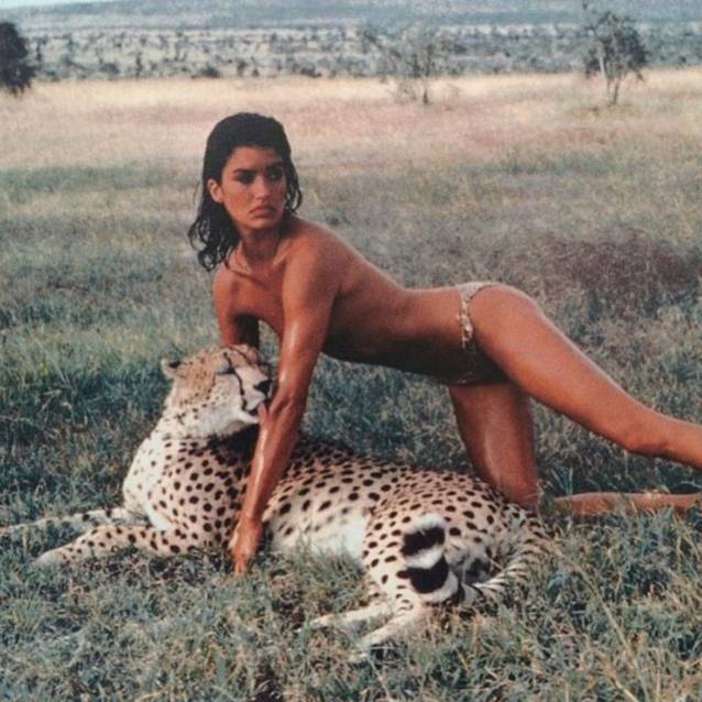 Soţia lui Adam Levine, GOALĂ în timp ce e linsă de un ghepard | FOTO