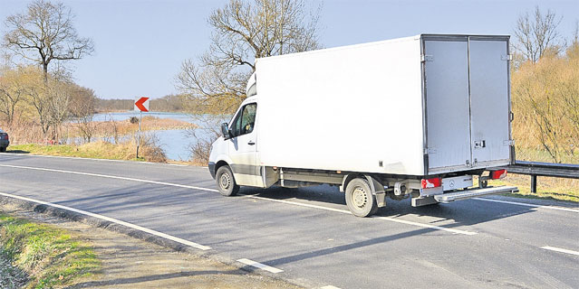 NU SUNT IMAGINI DIN FILMELE LUI SERGIU NICOLAESCU! Așa arată CARAVANA CONTRABANDIȘTILOR DIN NORDUL ȚĂRII