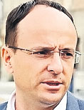 Joc de imagine pe demiterea lui Darius Vâlcov | Demisionar sau demis? De Ponta sau de Iohannis?