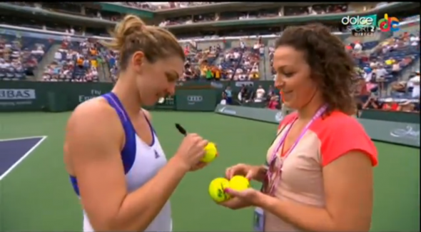 Simona dă autografe