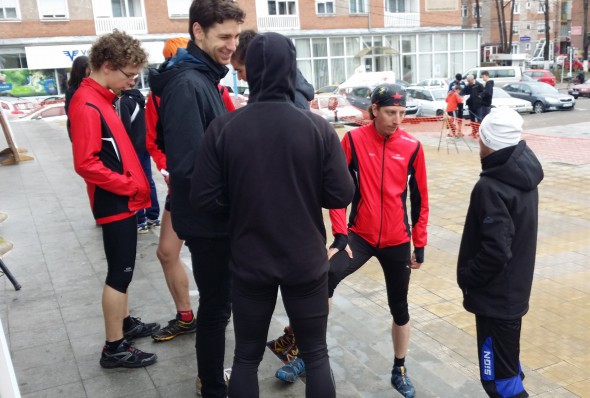 Zoltan Szep (dreapta, in bluză roșie) și Istvan Sebestyen (căciulă albă), locul 9 cu echipa la Mondialul de Orientare pe Schiuri, s-au ”întreținut” cu colegii la finalul concursului