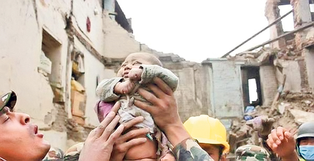 Vrea să reclădească satul lui Lama! Un scriitor român a trăit cutremurul din Nepal, iar acum încearcă să ajute