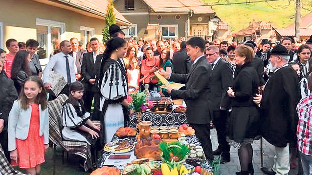 Obiceiuri vechi de sute de ani, ținute cu sfințenie în Ardeal! Puștii au jucat Hapucul a doua zi de Paște