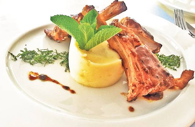 Învaţă să faci cea mai bună friptură de miel! Chefii celebri de la TV îţi dezvăluie reţetele lor