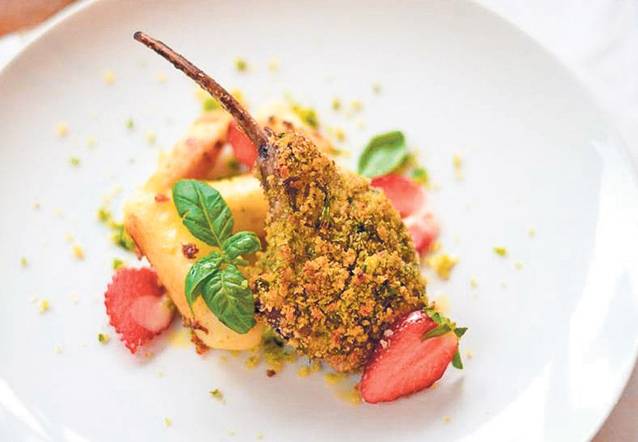 Învaţă să faci cea mai bună friptură de miel! Chefii celebri de la TV îţi dezvăluie reţetele lor