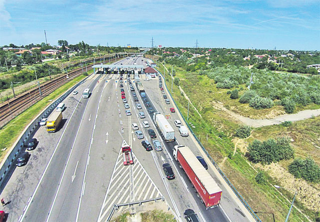 Haideți, băieți, că vin turiștii! În ciuda eforturilor, curăţenia de 1 Mai pe Litoral va fi gata la limită