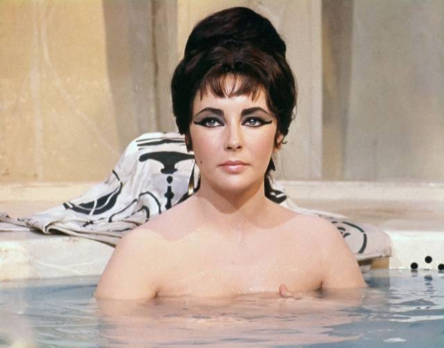 LAPTE DE MĂGĂRIŢĂ, DUŞURI CU VIN ALB şi MĂŞTI DE FAŢĂ CU SPERMĂ DE BALENĂ.  Trucurile SECRETE de frumuseţe ale frumoaselor Împărătese din antichitate