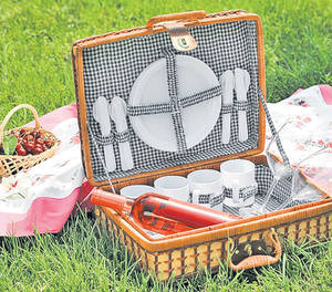 Hai la picnic! Iată 7 reţete potrivite pentru o masă la iarbă verde