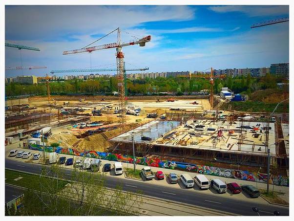 EXCLUSIV! Brr, nu i-o fi frică de cutremur? În ce bloc vechi stă Bendeac! | FOTO