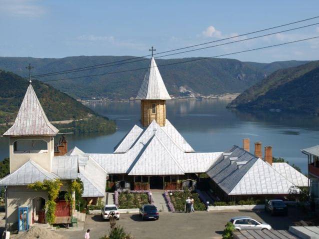 Cele mai frumoase mănăstiri la care să mergi de Înviere