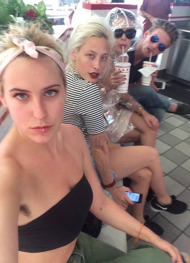 Nu s-a epilat și ”pădurea” de la subraț și-a etalat! Ce vedetă cu pretenții a apărut așa în public?