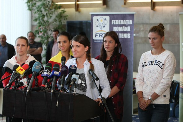 S-au întors eroinele de la Fed Cup! Primite cu flori și cu zâmbete / FOTO