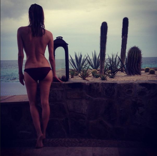 O vedetă a apărut TOPLESS pe site-urile de socializare! Fanii i-au văzut trupul perfect proporționat în toată splendoarea! FOTO