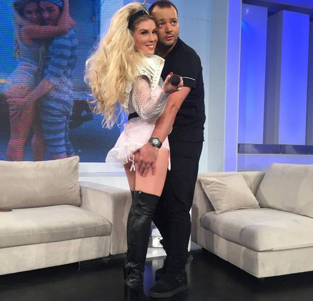 Corina, pipăită pe fund de Mihai Morar, în direct la TV | FOTO