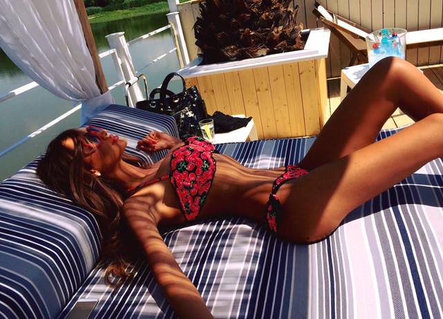 Bianca Drăguşanu, super sexy în costum de baie. Apariţia care a atras toate privirile