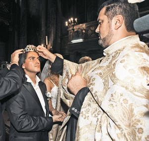 Preotul sexy din «Las Fierbinți» este soțul cântăreței Julia Jianu