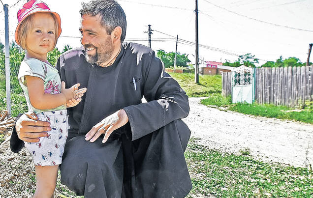 Părintele care a «adoptat» 500 de oameni din Vaslui