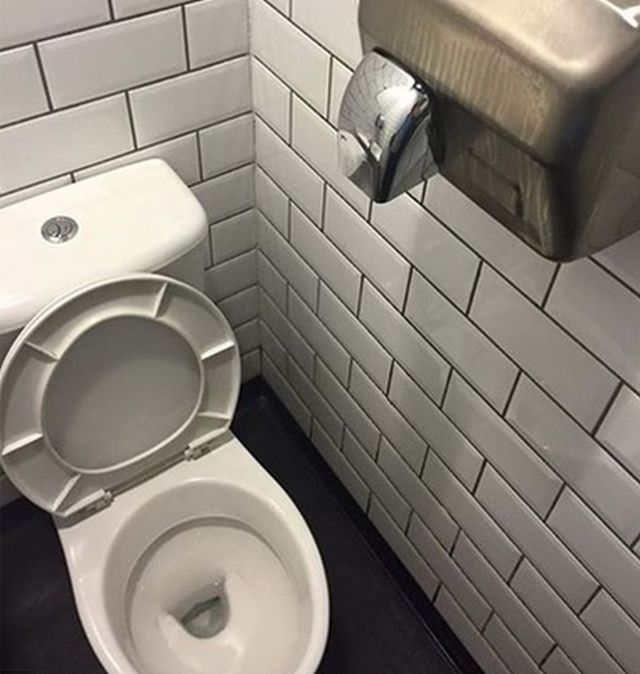 Uscătorul de mâini l-a umplut de urină. Cum a ajuns un bărbat să se facă se râs după ce a mers la toaleta unui restaurant