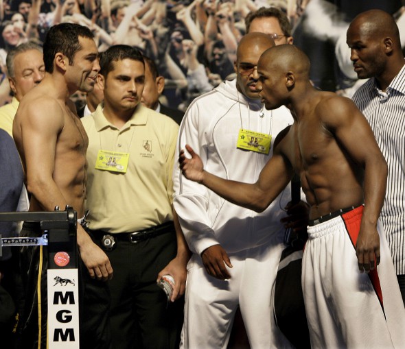 De La Hoya against Mayweather weigh-in