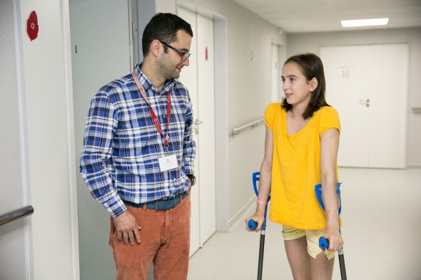 Cristina Vrabie, alături de medicul Ion Codorean, după operația la genunchi