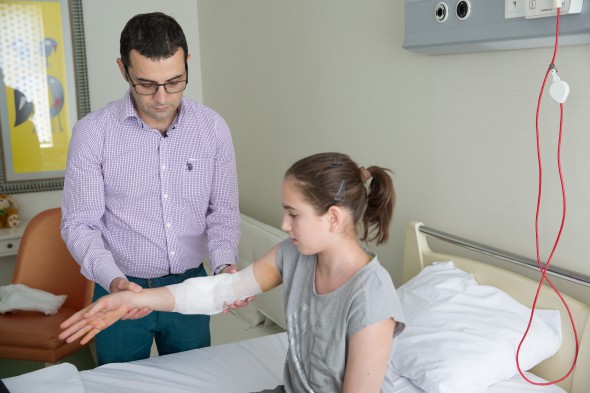 Cristina Vrabie, consultată de medicul Ion Codorean, după intervenția la cot