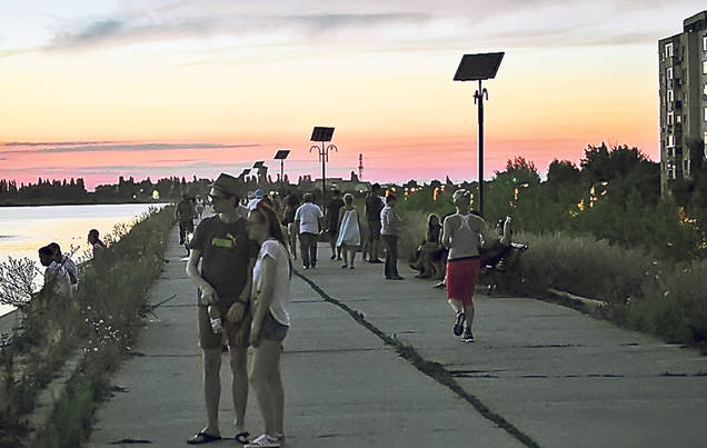 Trecem prin cele mai călduroase nopţi ale acestui an | Fiecare se răcoreşte cum poate