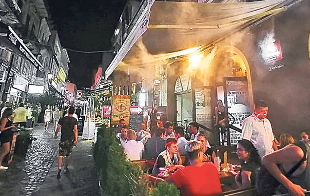 Trecem prin cele mai călduroase nopţi ale acestui an | Fiecare se răcoreşte cum poate