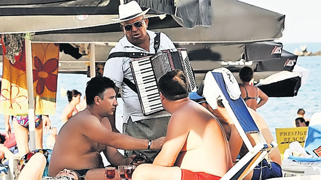 Sutienul nu s-a prea purtat zilele acestea la mare | Domnii au ieșit cei mai câștigați