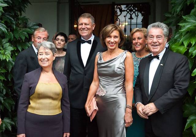 Carmen Iohannis, o nouă apariţie impresionantă. Cum s-a îmbrăcat Prima Doamnă la Festivalul de la Salzburg