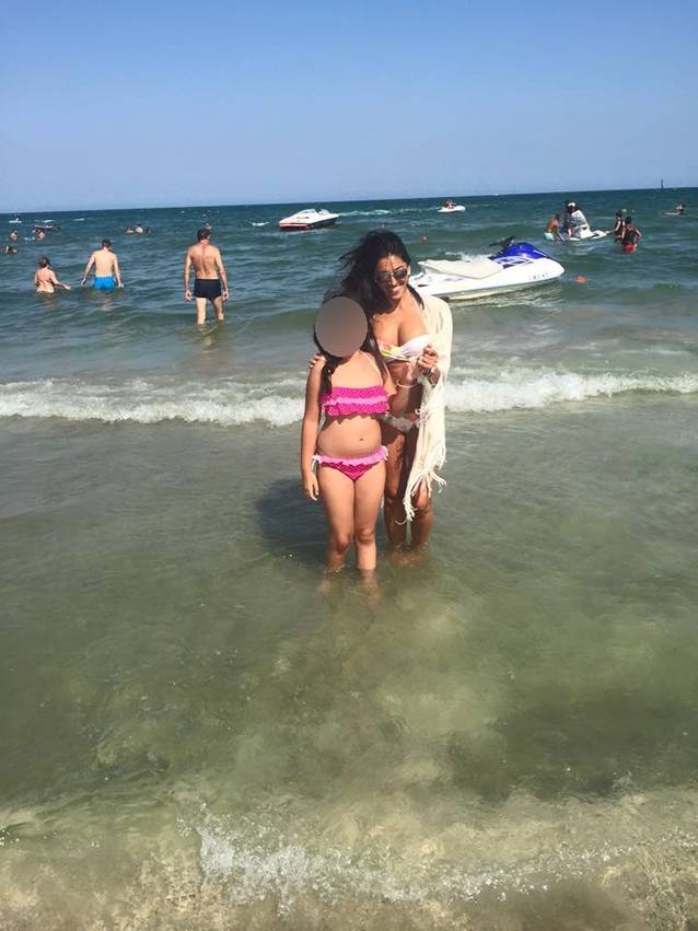 Văduva lui Șerban Georgescu, senzuală în valurile mării. Iată cât de bine arată în costum de baie! FOTO în articol