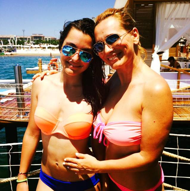 Andreea Esca, SENZAȚIONALĂ în costum de baie. În ce formă este știrista! Ea ca ea, dar CE BINE ARATĂ FIICA FOTO