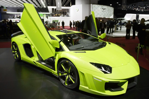 Cel mai rapid fotbalist din Bundesliga și-a tras un Lamborghini de 312.970 de euro! VIDEO