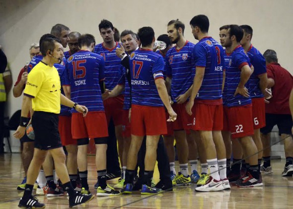 Antrenorul Stelei, Ionut Mazilu, le arata tabela de scor jucatorilor sai