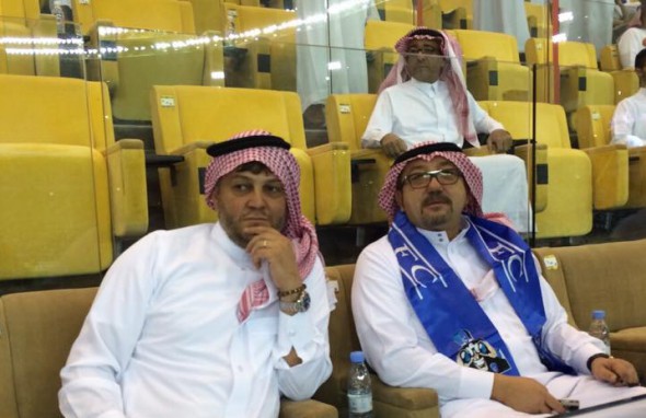 Florian Walter, dreapta, în tribunele stadionului din Riad. Familia Reghecampf știe mai multe FOTO: facebook